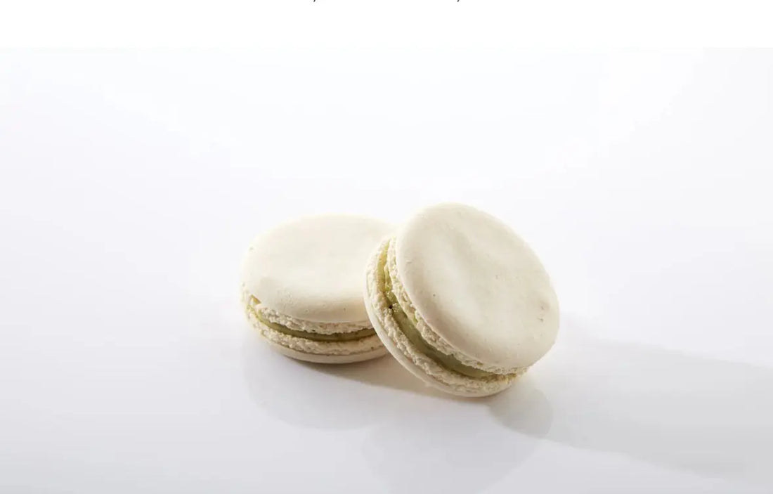 Macarons français à la vanille : coques meringuées + crème au beurre vanille - Or noir vanilla